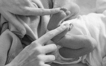 boober-blog-post-what-is-the-difference-between-a-postpartum-doula-and-a-baby-nurse-featured-image