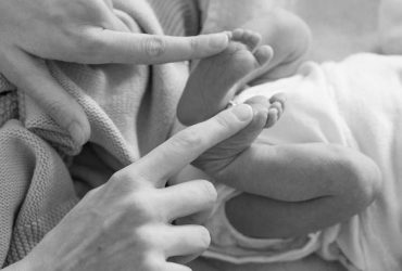 boober-blog-post-what-is-the-difference-between-a-postpartum-doula-and-a-baby-nurse-featured-image